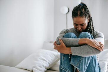 woman deals with fentanyl withdrawal symptoms and timeline
