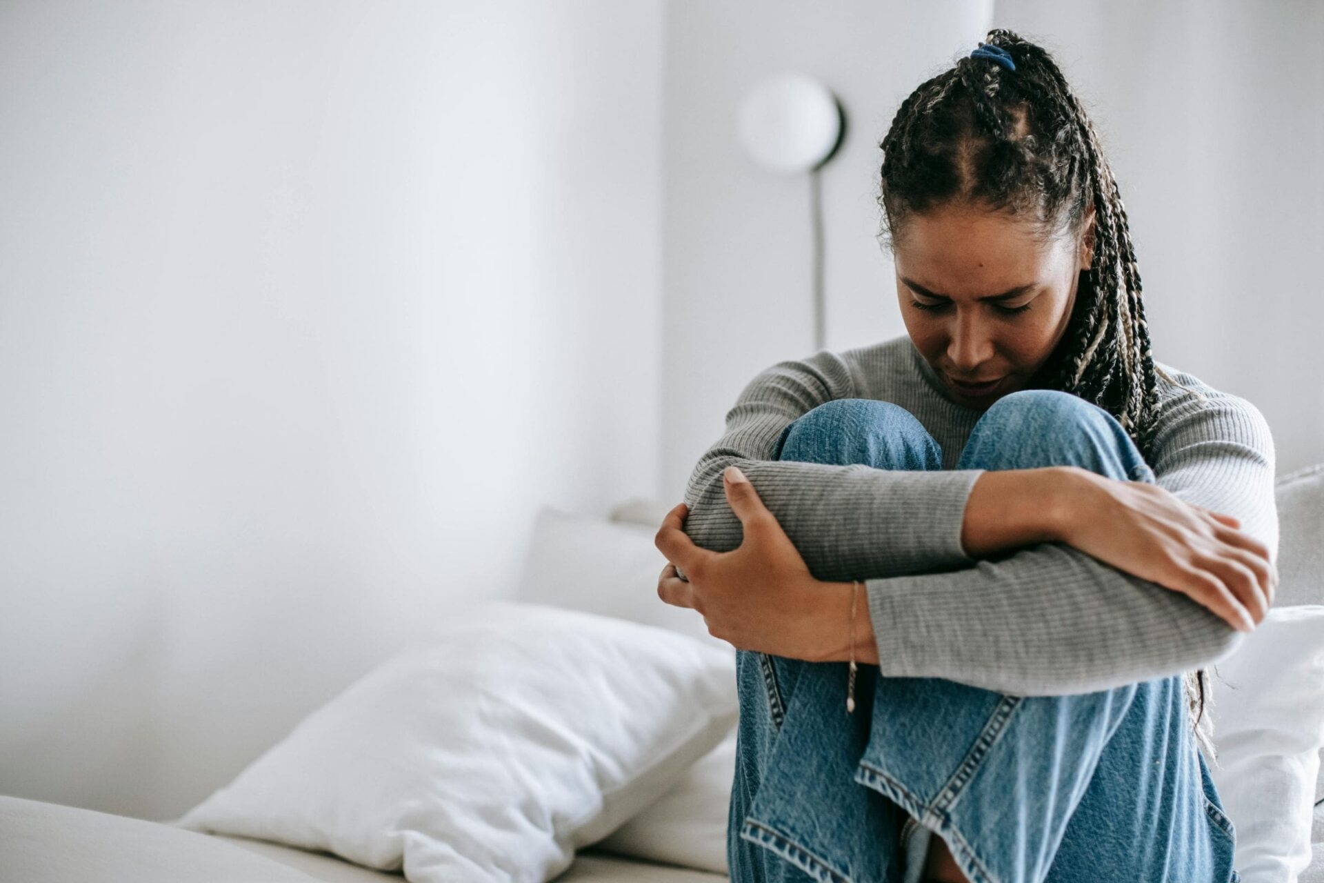 woman deals with fentanyl withdrawal symptoms and timeline