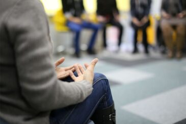 group therapy during outpatient alcohol rehab