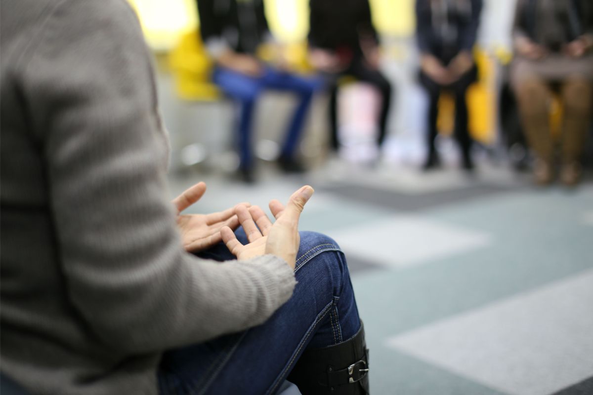 group therapy during outpatient alcohol rehab
