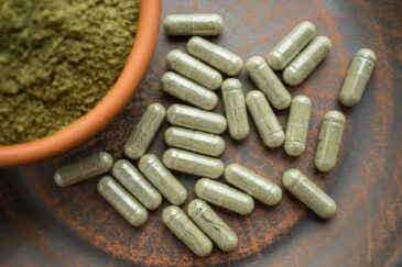 kratom powder and capsules
