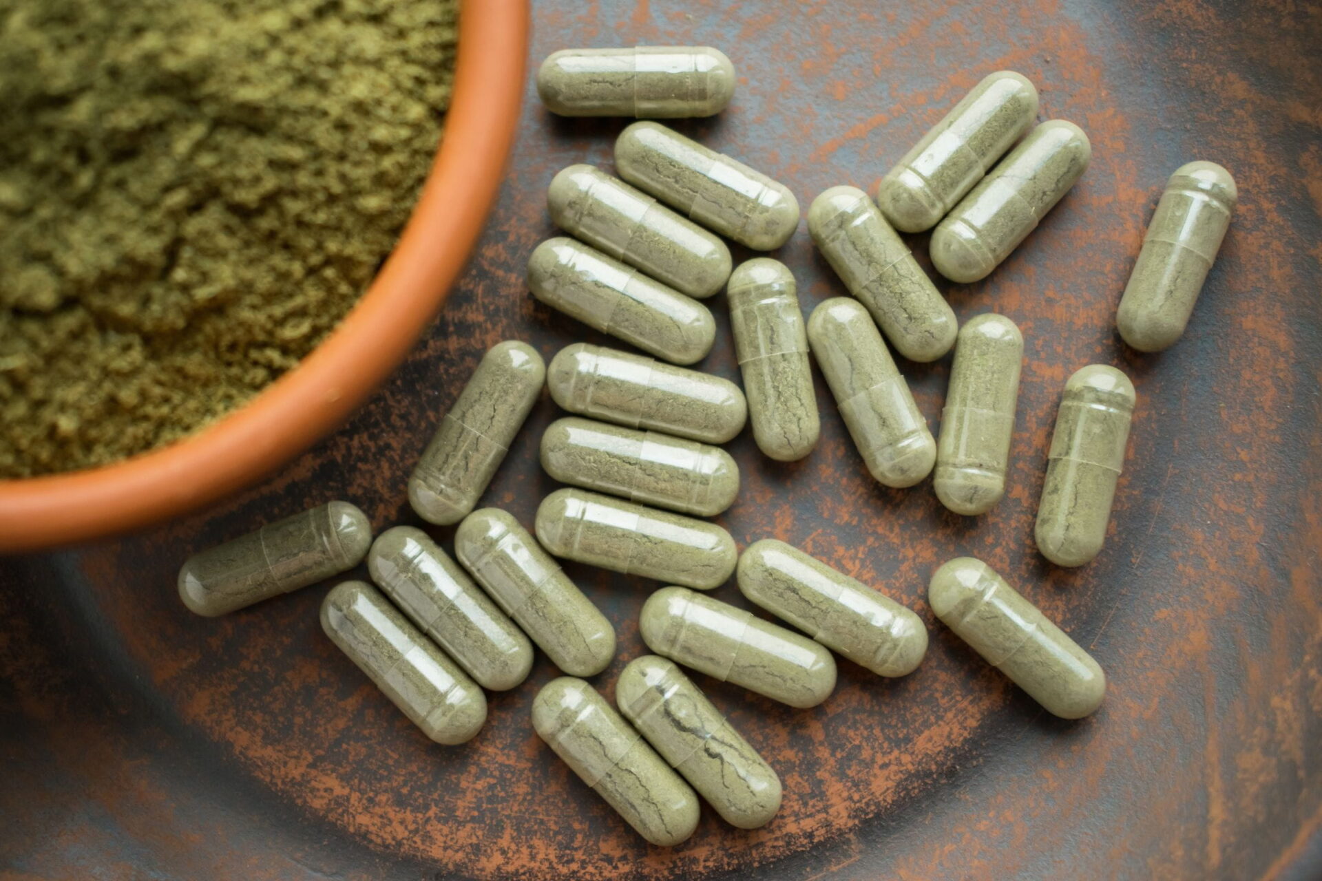 kratom powder and capsules